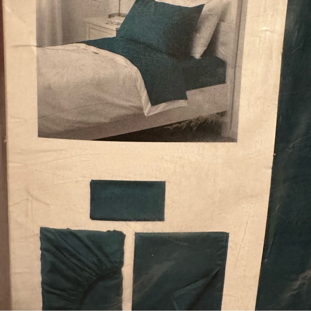 Nattjasmin twin emerald colored sheet set. Flat fitted and pillowcase included.